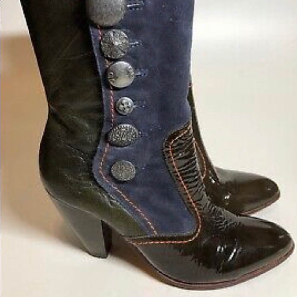 Gorgeous unique boots.